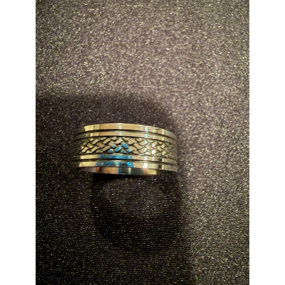 Laser engraved Celtic Knot Flanked by 2 etched bands - Size 10